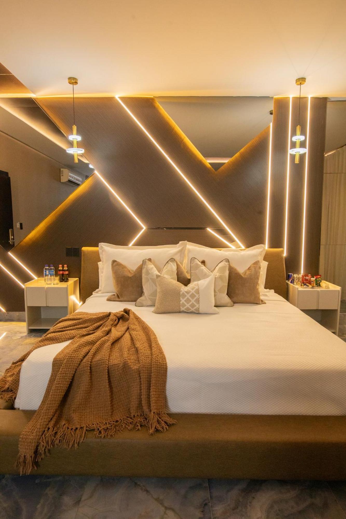 Lovera Hotel ซานติอาโก เด ลอสกาบาเญโรส ภายนอก รูปภาพ