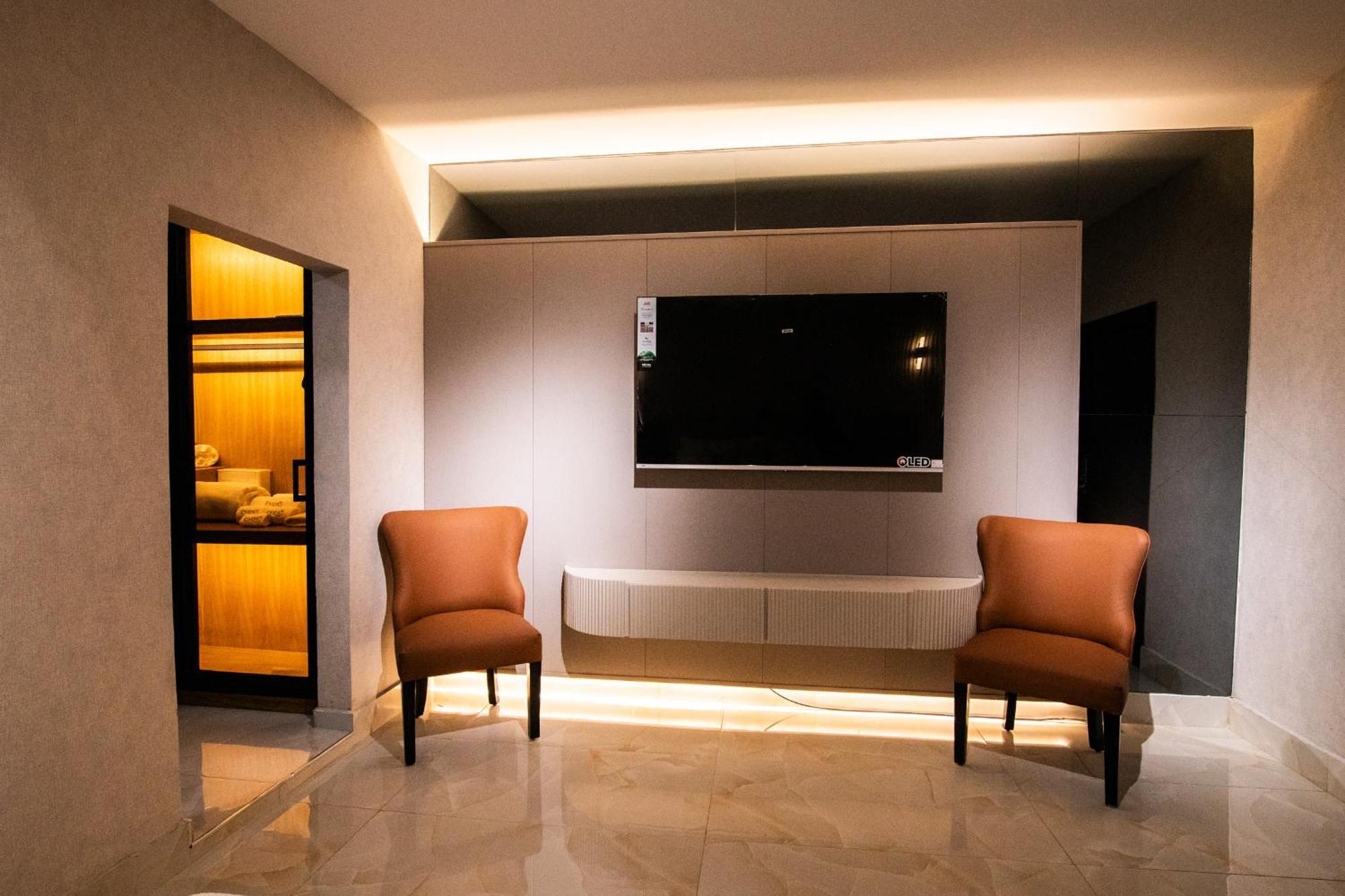 Lovera Hotel ซานติอาโก เด ลอสกาบาเญโรส ภายนอก รูปภาพ